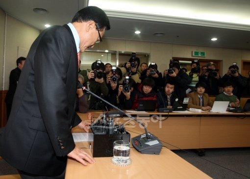 조중연 대한축구협회 회장이 3일 오후 서울 신문로 대한축구협회 회관에서 축구협회의 비리의혹에 대한 특정감사를 벌인 대한체육회가 축구협회 해당 직원에 대한 수사의뢰를 지시한 가운데, 감사결과에 대한 입장을 밝혔다. 조중연 회장이 기자회견장으로 들어서고 있다.
신문로ㅣ박화용 기자 inphoto@donga.com 트위터 @seven7sola