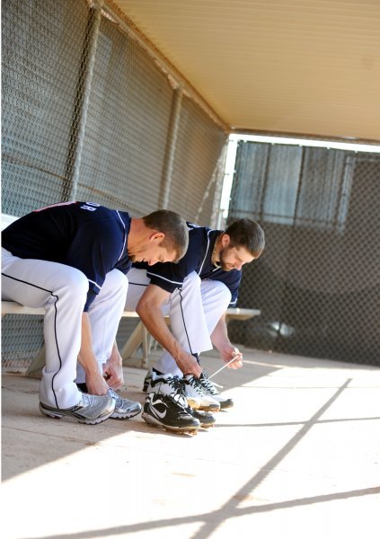 올시즌 두산 마운드의 키플레이어로 기대를 모으는 용병 듀오 프록터(왼쪽)와 니퍼트가 훈련을 위해 나란히 운동화 끈을 매고 있다. 사진제공|두산 베어스