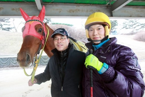 서울경마공원 ‘조교사-기수 부자’의 활약이 화제가 되고 있다. 최근 아버지의 500승을 달성한 이혁 기수(오른쪽)와 아버지 이희영 조교사가 함께 포즈를 취하고 있다.사진제공｜한국마사회