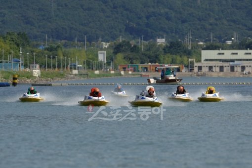 프로축구, 배구, 야구에 이어 경정에서도 승부조작 사실이 확인돼 경정 팬들에게 충격을 주고 있다. 17일 의정부지검 형사5부는 
브로커에게 돈을 받고 예상순위를 알려준 혐의로 전 경정선수 박모씨를 구속해 수사 중이라고 밝혔다.   스포츠동아 DB