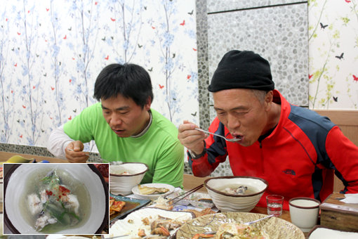 강릉 교동의 해물식당 주문진곰치국의 조진호 숙수가 끓여낸 삼숙이맑은탕을 맛보고있는 허영만 대장과 이진원 대원. 대파와 마늘을 넣고 끓인 뒤 마지막으로 굵은 고춧가루를 살짝 뿌려 깔끔한 맛을 이끌어냈다.