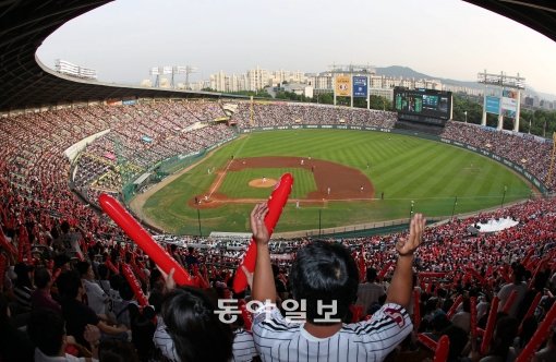 2011 프로야구 경기의 한 장면. 동아일보DB