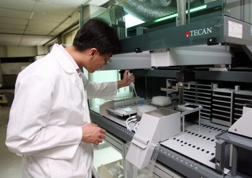 한국마사회와 서울대가 세계 최초로 말 유전체 분석기법을 개발하고 경주마 교배프로그램을 말혈통정보 홈페이지를 통해 일반에 공개한다. 조사원이 한국마사회 도핑검사소에서 말 혈액을 검사하고 있다. 사진제공|한국마사회