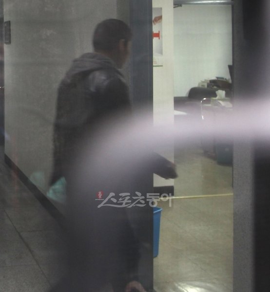 프로야구 경기조작 의혹을 받고 있는 LG 투수 박현준이 2일 오전 대구지검 강력부에 자진출두해 1106호실 마약수사관실에서 조사를 받기위해 들어가고 있다. 대구ㅣ박화용 기자 inphoto@donga.com 트위터 @seven7sola