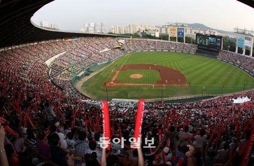 2011 프로야구 경기의 한 장면. 동아일보DB