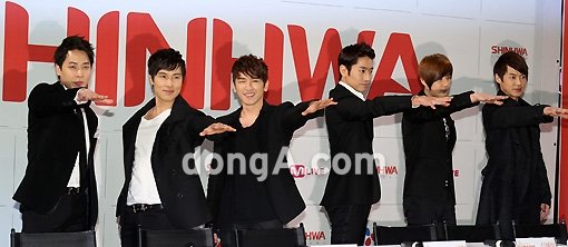 그룹 신화가 10집 정규 앨범 발매를 앞두고 5일 서울 강남구 청담CGV에서 열린 '14주년 기념 컴백 기자회견'을 가졌다. 국경원 기자 onecut@donga.com