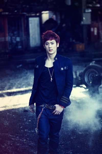 아이돌 그룹 ‘틴탑’의 멤버 천지.