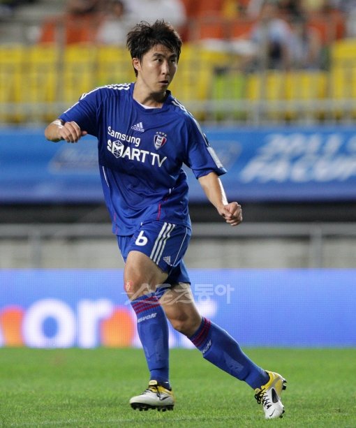 수원 미드필더 이용래는 올 시즌부터 팀의 프리킥을 도맡아 차는 ‘전문 키커’가 됐다. 현역시절 특급 키커로 이름을 날린 고종수 트레이너의 특별 지도를 받고 있다. 스포츠동아DB