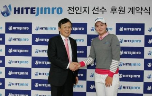 하이트진로(주)는 13일 프로 진출을 앞둔 유망주 전인지(17)와 후원 계약을 체결했다. 사진 제공｜하이트진로