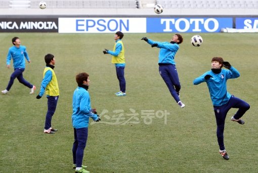 올림픽 대표팀 선수들이 13일 서울월드컵경기장에서 헤딩 연습을 하고 있다. 상암｜박화용 기자 inphoto@donga.com 트위터@sevensola