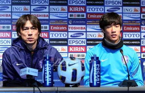 올림픽대표팀 홍명보 감독(왼쪽)이 주장 홍정호와 함께 카타르 전을 하루 앞둔 13일 공식 기자회견에 참석했다.  상암｜박화용 기자