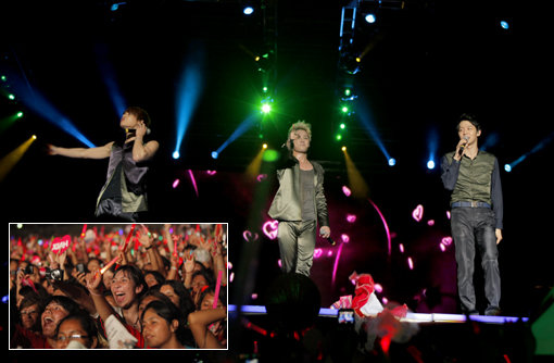 ‘JYJ, 노 떼 바야스(가지마)!’ JYJ가 12일 오전 9시(한국시각) 페루 리마에서 ‘JYJ 2011-12 월드투어’를 열고 6000명의 팬들을 열광케 했다. 사진제공｜씨제스엔터테인먼트