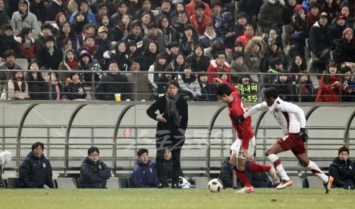 올림픽팀 홍명보 감독(가운데)이 카타르 전 도중 손짓을 해가며 선수들에게 작전을 지시하고 있다.   상암｜김종원 기자 won@donga.com 트위터 @beanjjun