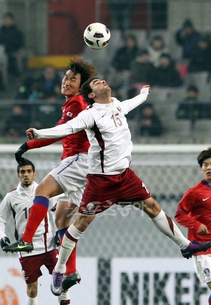 14일 저녁 서울월드컵경기장에서 홍명보 감독이 이끄는 올림픽 축구대표팀과 카타르의 런던 올림픽 아시아 최종예선전이 열렸다. 장현수가 카타르 압툴모탈과 공중볼을 다투고 있다. 상암｜박화용 기자 inphoto@donga.com 트위터 @seven7sola