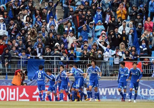 4일 수원월드컵경기장에서 열린 수원-부산전에는 2만3000여명의 관중이 찾아 뜨거운 열기를 내뿜었다. 스포츠동아DB