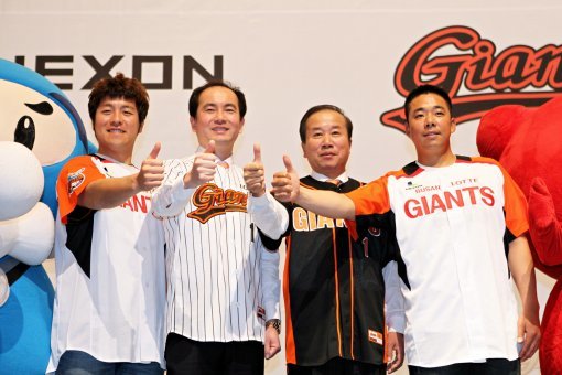 게임 업계 라이벌 엔씨소프트와 넥슨이 프로야구단 창단과 후원, 야구게임 판권 확보 등 치열한 ‘야구 전쟁’을 벌이고 있다. 19일
잠실 롯데호텔에서 열린 넥슨과 롯데 자이언츠 공식 후원계약 체결식에서 강민호(왼쪽부터)와 서민 넥슨 대표, 장병수 롯데 대표,
김사율이 포즈를 취하고 있다. 사진제공|넥슨