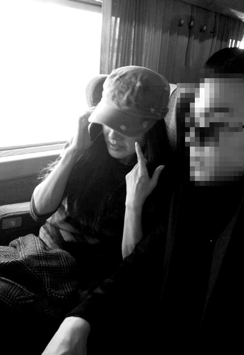 김지수가 페이스북에 공개한 연인과 함께 찍은 사진. 김지수는 교제를 당당히 밝히며 “겁먹지 말고 자유로워 지자”고 썼다. 사진출처|김지수 페이스북