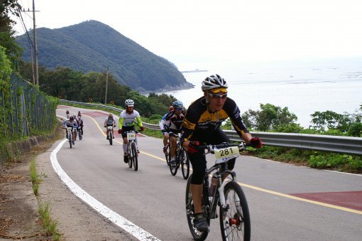 3월 31일과 4월 1일 전남 완도에서 바닷길을 끼고 달리는 자전거연합회장기 대회가 열린다. 자전거대회에 출전한 동호인 선수들이 바다 풍광을 바라보며 힘차게 페달을 밟고 있다.사진제공|국민생활체육회