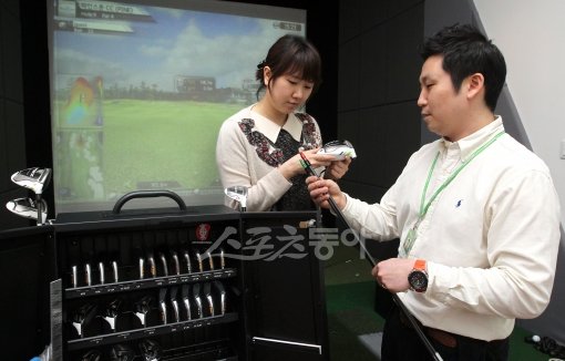 골프존이 골프팩토리 4호 역삼점을 오픈했다. 여성 고객들이 여성전용매장에서 퍼트하며 제품을 시타하고 있다(사진 위). 지하 1층에
마련된 시타 부스에서 고객이 직원으로부터 클럽에 대한 설명을 듣고 있다. 김종원 기자 won@donga.com 트위터
@beanjjun