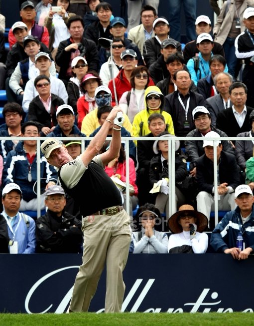 별들의 대결로 관심을 끌고 있는 발렌타인 챔피언십이 4월26일부터 경기도 이천 블랙스톤 골프장에서 개막한다. 작년 준우승을 차지했던 미겔 앙헬 히메네스가 갤러리들이 지켜보고 있는 가운데 티샷하고 있다. 스포츠동아DB