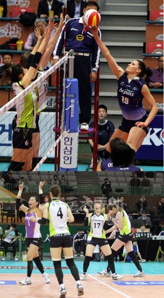 도로공사 이바나(위)-현대건설(아래). 스포츠동아DB