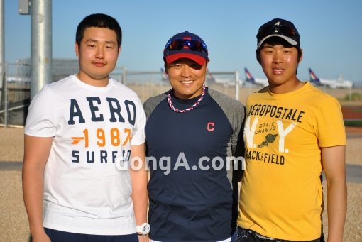 추신수(가운데)가 애리조나 스프링캠프에서 시애틀 마이너팀에서 뛰고 있는 최지만(왼쪽), 김선기와 다정하게 포즈를 취하고 있다. 애리조나 | 동아닷컴 이상희 객원기자
