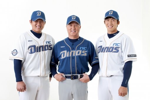 NC 다이노스의 2012시즌 유니폼을 입은 노성호, 김경문 감독, 나성범(왼쪽부터). 사진 제공|NC 다이노스