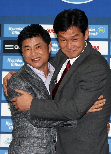 수원 윤성효 감독(왼쪽)-서울 최용수 감독. 사진제공|스포츠코리아