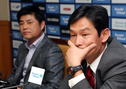 수원 윤성효 감독(왼쪽)-서울 최용수 감독. 사진제공｜스포츠코리아