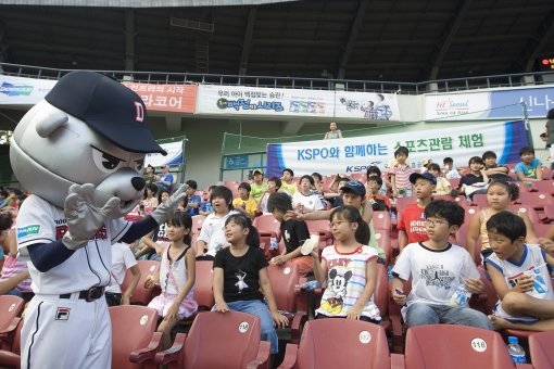 스포츠바우처사업은 참여 학생과 학부모들에게 좋은 반응을 얻는데 성공했다. 스포츠관람행사로 잠실야구장을 찾은 어린 학생들. 사진제공｜국민체육진흥공단