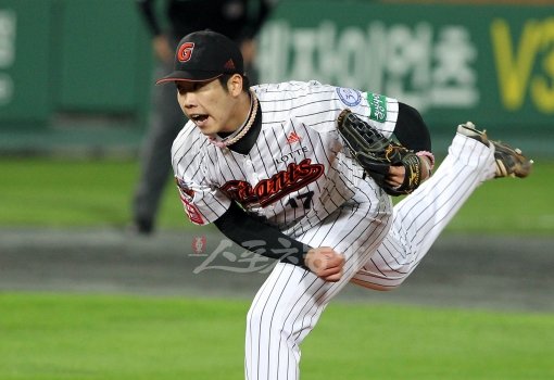 좌완 에이스 장원준이 떠났다. 용병 사도스키와 유먼, 송승준까지 3선발이 있지만 롯데는 4강이 아닌 우승을 노리고 있다. 고원준의 어깨가 무거운 이유다. 스포츠동아DB