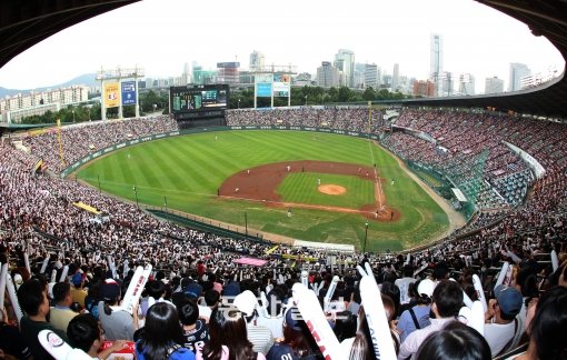 지난 2011년 한국 프로야구의 한 장면. 동아일보DB