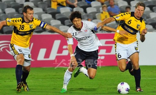 AFC챔피언스리그에 나서는 K리그 4팀은 4월에만 무려 7경기씩을 치르는 살인적인 일정을 소화해야 한다. 3일 열린 성남일화-센트럴코스트(호주)전. 고스포드(호주)=사진공동취재단