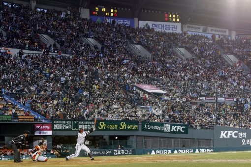 11일 잠실 롯데-LG전은 한국 최고의 인기구단간의 대결답게 총 2만7000석이 일찌감치 매진됐다. 나머지 3개 구장도 팬들의 열기로 뜨거웠다. 이날 전국 4개 구장에는 총 5만3479명이 입장했다. 잠실｜김종원 기자 won@donga.com 트위터@beanjjun