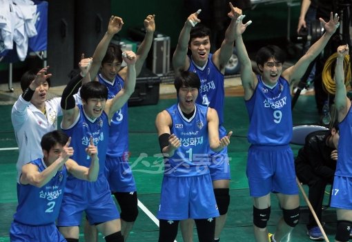 12일 인천 도원실내체육관에서 열린 2011-12시즌 NH농협 V리그 남자부 챔피언결정전(5전 3선승제) 4차전 대한항공 대 삼성화재 경기에서 1세트를 먼저 따낸 삼성화재 선수들이 기뻐하고 있다. 삼성화재는 3차전까지 치룬 경기에서 2승 1패를 기록해 우승까지 1승을 남겨두고 있다. 인천|김종원기자 won@donga.com 트위터 @beanjjun