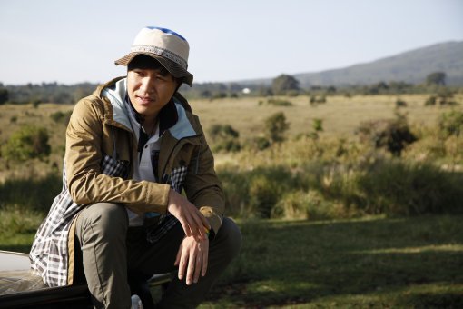 아프리카의 ‘끝없는 초원’ 세렝게티에서 하이에나와 사자의 위협을 받은 김종민. 사진제공｜채널A