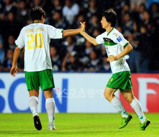 전북이 17일 전주에서 부리람(태국)과 AFC 챔피언스리그 4차전을 갖고 ‘닥공’에 불을 지핀다. 전북의 이승현(오른쪽)이 4일 태국 부리람에서 열린 3차전 경기에서 선제골을 넣은 뒤 이동국과 하이파이브를 하고 있다. 부리람 (태국)=사진공동취재단