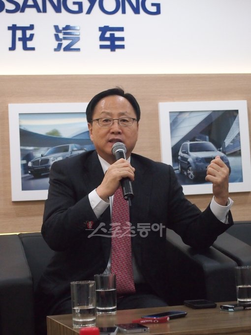 쌍용자동차 이유일 사장이 23일 중국 베이징 모터쇼 쌍용차 전시장에서 중국시장 공략 계획을 설명하고 있다. 베이징(중국) | 원성열 기자 sereno@donga.com 트위터 @serenowon