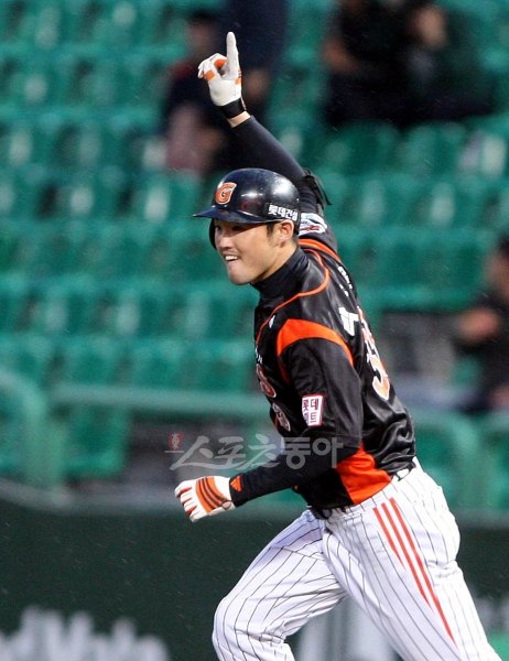 프로 데뷔 후 11년간 2군과 백업선수를 오갔다. 친구 이대호가 일본으로 진출한 뒤 비로소 찾아온 주전 1루수. 롯데 박종윤은 시즌 초반 불방망이를 휘두르며 이대호의 공백이 느껴지지 않게 만들고 있다. 스포츠동아DB