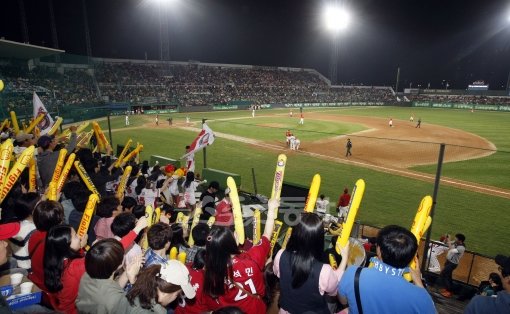 한화 박찬호와 KIA 윤석민의 빅매치가 열린 24일 광주구장은 일찌감치 만원사례를 이뤘다. KIA 홈팬들이 막대풍선을 흔들며 열띤 응원전을 펼치고 있다. 광주|김종원 기자