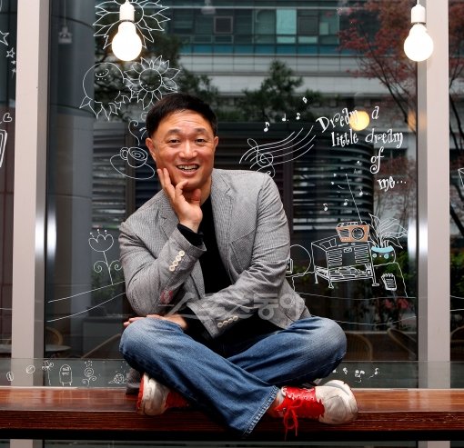 51세인 김영희 PD는 제작 현장에서 활동하기 위해 위해 청바지를 즐겨 입는다. 그는 “끝까지 하고 싶다. 언제까지라고 정한 것도 없다. 난 지금도 PD니까”라고 말했다. 일산｜박화용 기자 inphoto@dong.com 트위터@seven7sola