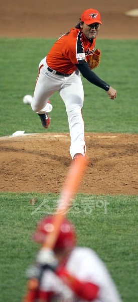 그라운드 안팎에서 팀에 안정감을 주고 있는 박찬호. 유일한 과제인 ‘한계 투구수 80개’의 고민을 해결하기 위해 박찬호와 한화 코칭스태프가 고민을 거듭하고 있다.   스포츠동아DB