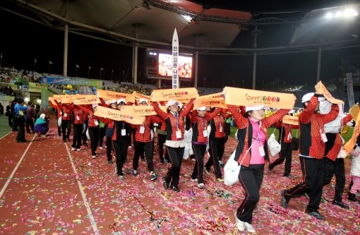 생활체육 동호인들의 최대 행사인 전국생활체육대축전이 11일부터 13일까지 대전광역시에서 열린다. 올해 12회를 맞은 대축전에는 
56개 종목에 걸쳐 1만4000여 명의 생활체육 동호인 선수들이 출전한다. 사진은 2011년 인천광역시에서 열린 대축전의 개막식 
선수단 퍼레이드. 사진제공｜국민생활체육회