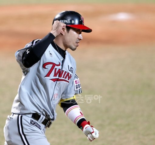 18경기에서 8개의 홈런. 지금처럼만 계속 칠 수 있다면 삼성 이승엽의 단일시즌 아시아 최다홈런기록을 뛰어넘는 59홈런도 가능하다. LG의 새 4번타자 정성훈은 타율을 버리고 타점만 생각하면서 장타가 폭발적으로 증가하고 있다. 스포츠동아DB