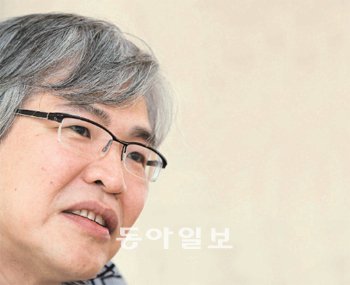 임상수 감독은 프랑스 칸영화제 경쟁부문에 함께 진출한 홍상수 감독이 화제에 오르자 “담담한 안정감과 고상한 위로를 주는 작품을 만든다. 저예산으로 작품활동을 이어가는 진짜 예술가”라고 말했다. 이종승 기자 urisesang@donga.com