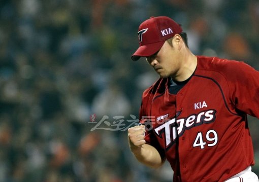 한때는 마운드에 다시는 오르지 못할 줄 알았다. 그러나 땀은 절대 배신하지 않는다. 9일 대전 한화전에서 5년 만에 승리투수가 된 KIA 김진우가 4회말 1사 만루 위기를 연속 삼진으로 막은 뒤 주먹을 불끈 쥐고 있다. 대전｜김민성 기자 marineboy@donga.com 트위터 @bluemarine007