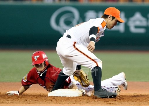 방망이뿐 아니라 발로도 팀에 힘을 보탰다. KIA 김선빈(왼쪽)이 10일 대전 한화전 2회초 2루 도루에 성공하고 있다. 오른쪽은 한화 2루수 한상훈. 대전｜김민성 기자