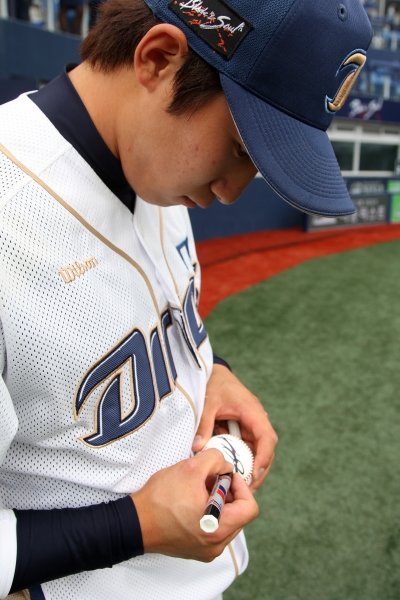 나성범은 1만 관중이 모인 마산구장 홈 개막전에서 프로선수가 된것을 실감했다. 마산구장에서 트위터 인터뷰를 마치고 팬들에게 선물할 공에 사인을 하고 있다. 사진제공｜NC다이노스