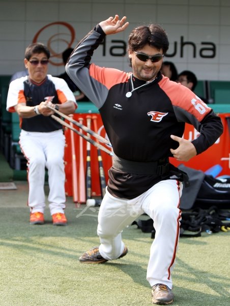 박찬호의 꾸준함은 왜 그가 메이저리그에서 동양인 최다승을 거뒀는지를 수긍하게 만들어준다. 박찬호는 17일 두산전 선발을 준비하기 위해 이동일인 14일 대전구장에서 홀로 불펜피칭 50개를 소화했다. 스포츠동아DB