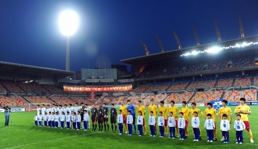 15일 중국 텐진 테다스타디움에서 열린 아시아축구연맹(AFC) 챔피언스리그 조별 예선 G조 6라운드 성남일화(한국)와 텐진 테다(중국)의 경기가 지난달 3일 나고야 그램퍼스와의 홈경기에서 0대3으로 완패한 후 관중들이 물병과 오물을 투척하고 난동을 부린 텐진 측에 대한 징계로 무관중 경기로 치뤄지고 있다. 텐진(중국)=사진공동취재단